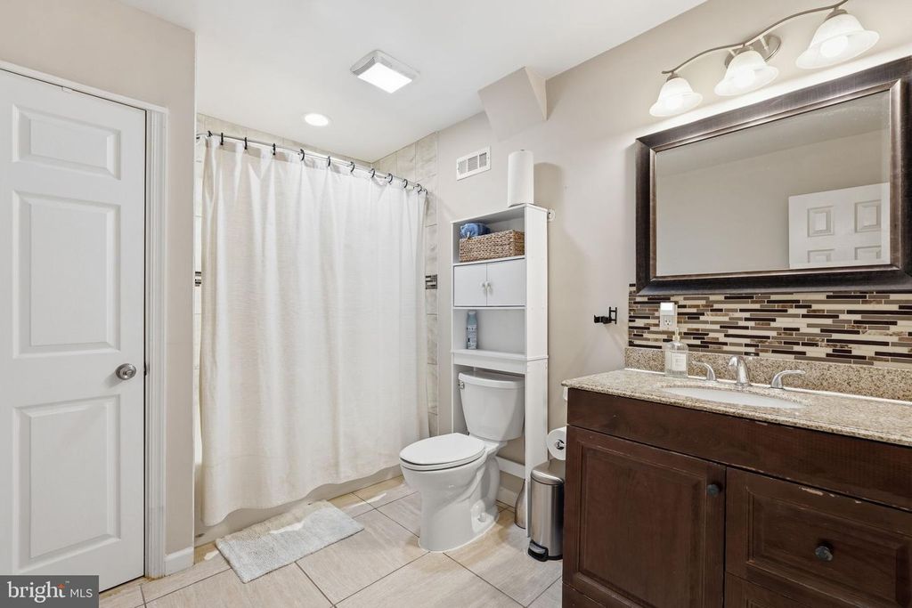 Image 35 of property listing at 721 UPHAM PL NW, Vienna, VA 22180