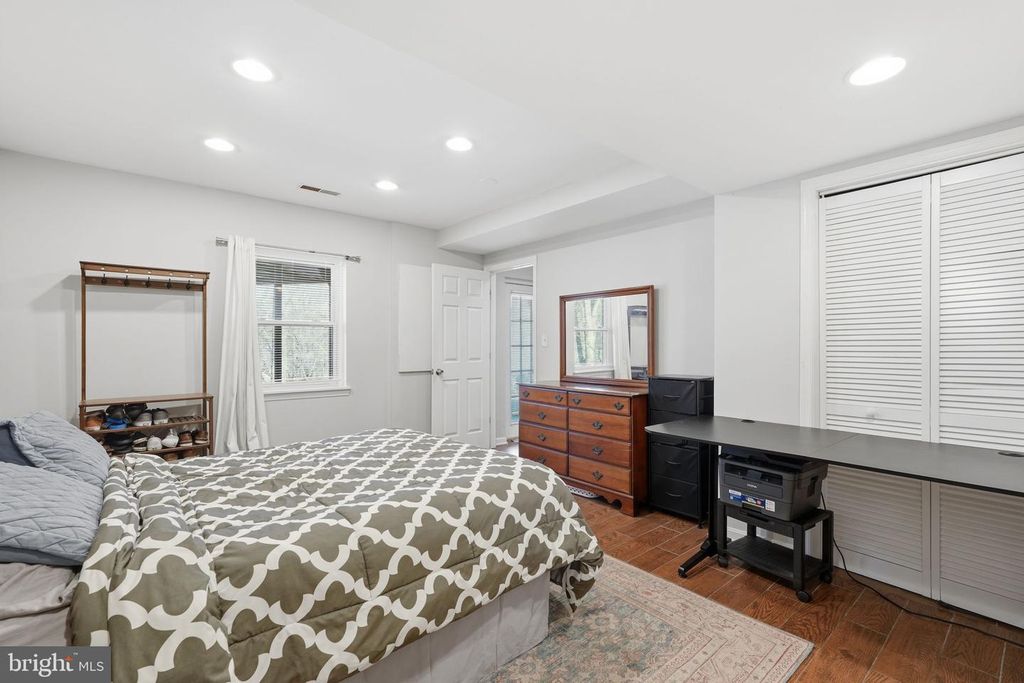 Image 36 of property listing at 721 UPHAM PL NW, Vienna, VA 22180