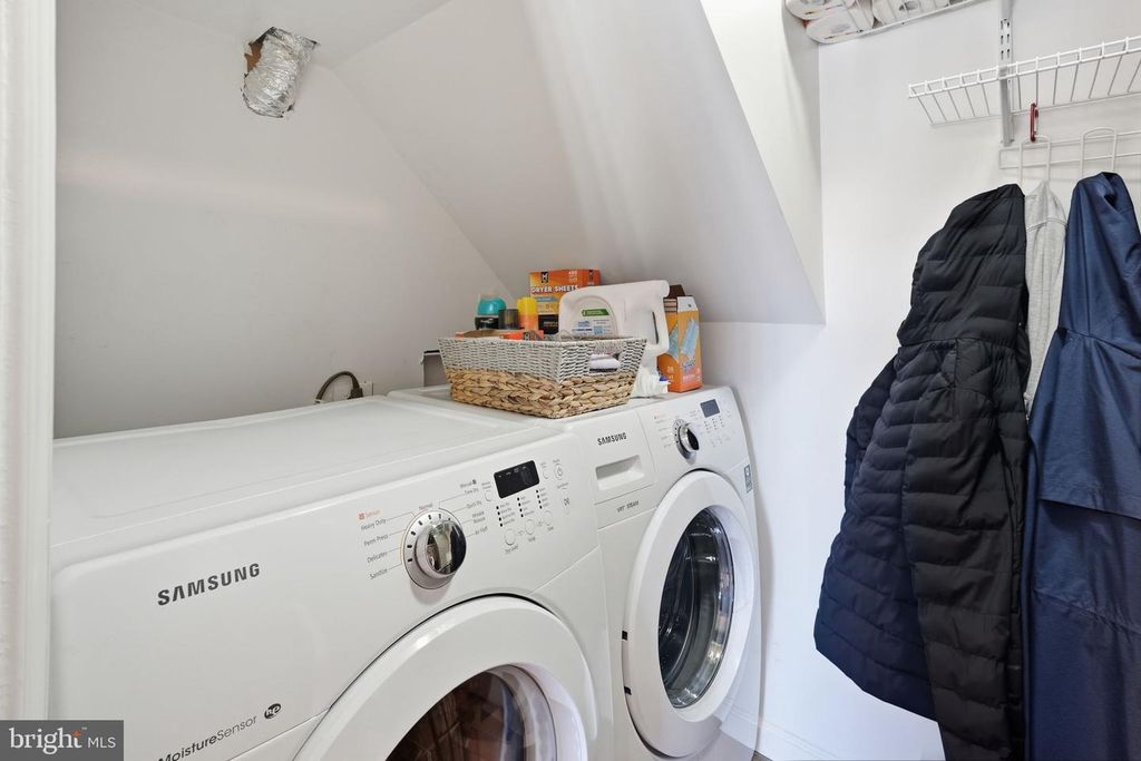 Image 38 of property listing at 721 UPHAM PL NW, Vienna, VA 22180