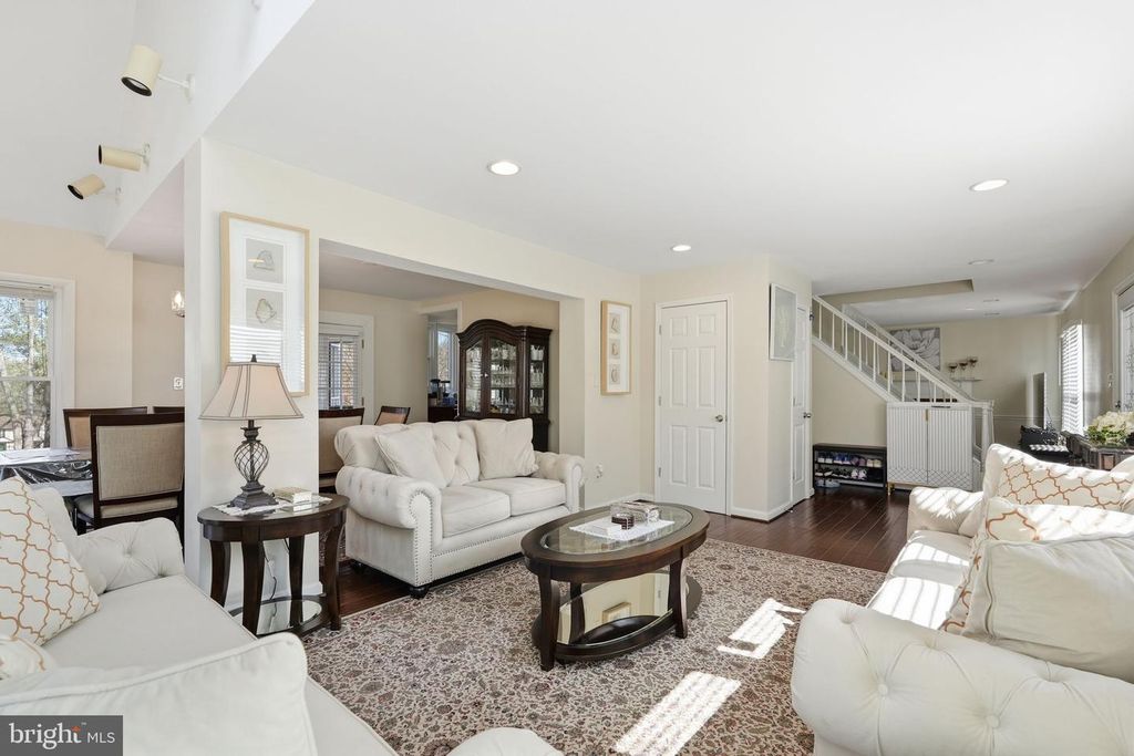 Image 5 of property listing at 721 UPHAM PL NW, Vienna, VA 22180