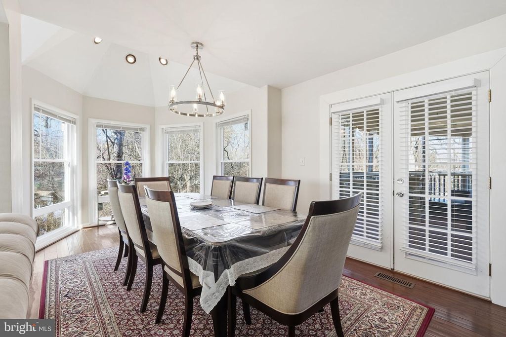 Image 7 of property listing at 721 UPHAM PL NW, Vienna, VA 22180