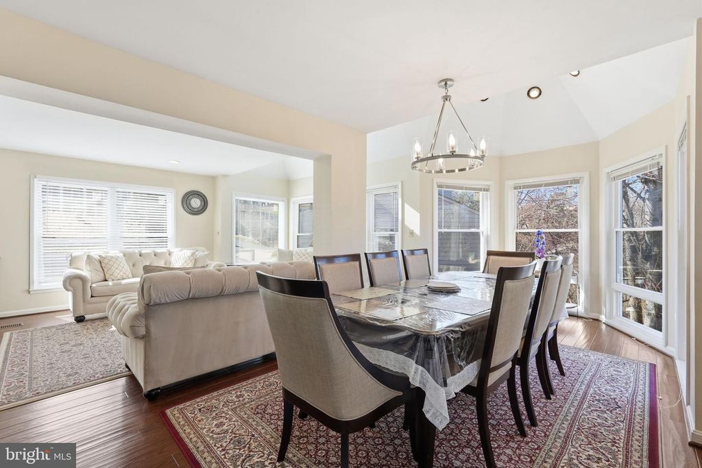 Image 8 of property listing at 721 UPHAM PL NW, Vienna, VA 22180