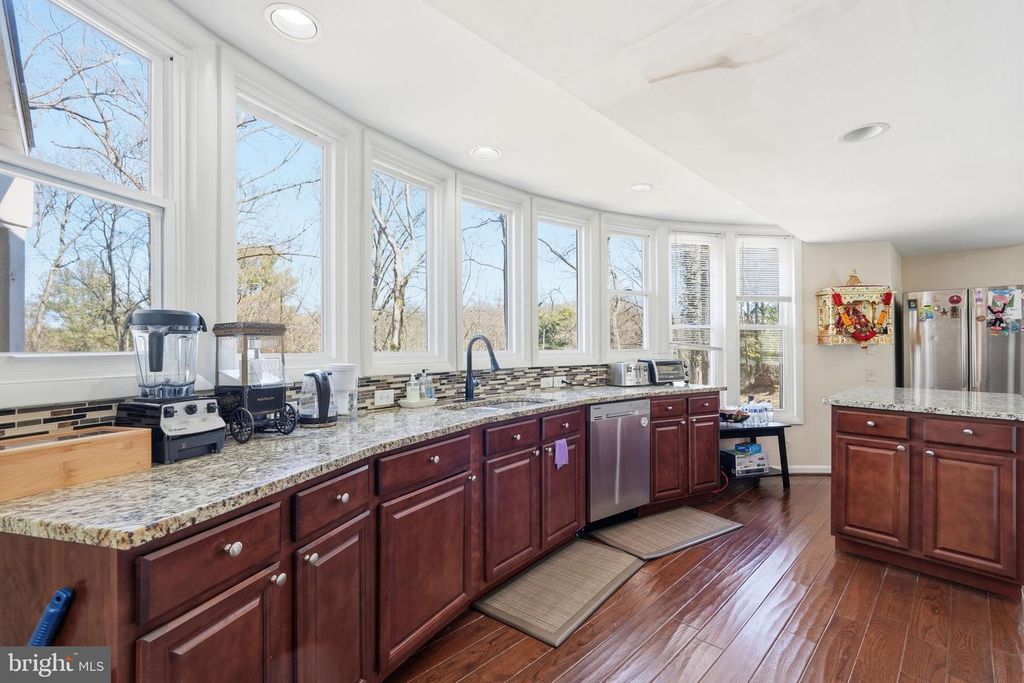 Image 9 of property listing at 721 UPHAM PL NW, Vienna, VA 22180