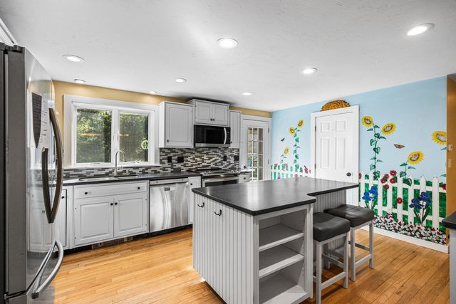 559 Old Jail Ln, Barnstable, MA 02630