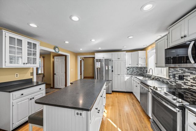559 Old Jail Ln, Barnstable, MA 02630