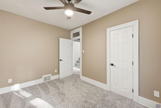 2111 SW Huntoon ST, Topeka, KS 66604