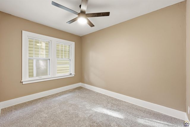 2111 SW Huntoon ST, Topeka, KS 66604