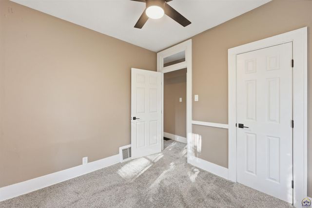 2111 SW Huntoon ST, Topeka, KS 66604
