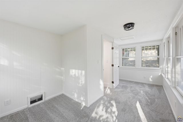 2111 SW Huntoon ST, Topeka, KS 66604