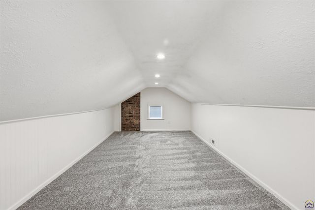 2111 SW Huntoon ST, Topeka, KS 66604