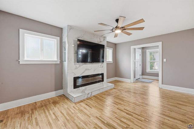 2111 SW Huntoon ST, Topeka, KS 66604