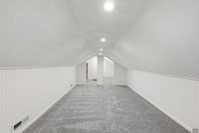 2111 SW Huntoon ST, Topeka, KS 66604