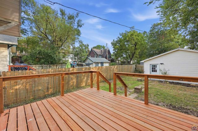 2111 SW Huntoon ST, Topeka, KS 66604