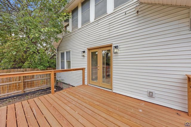 2111 SW Huntoon ST, Topeka, KS 66604