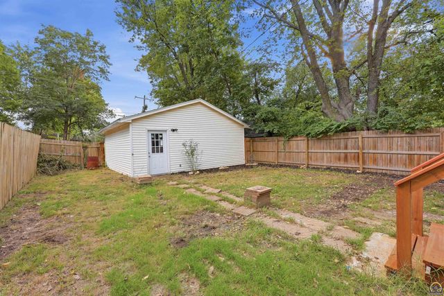 2111 SW Huntoon ST, Topeka, KS 66604