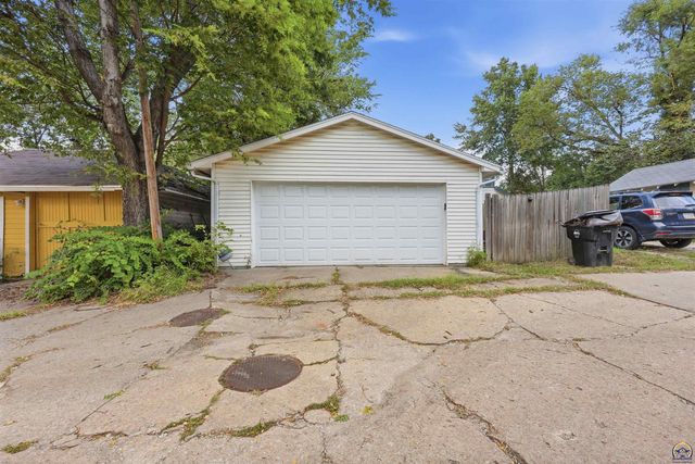 2111 SW Huntoon ST, Topeka, KS 66604