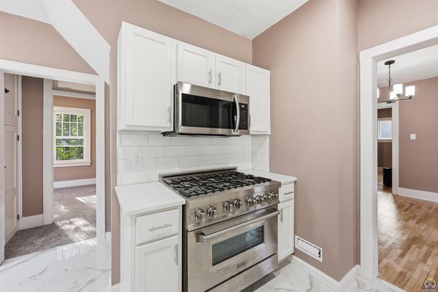 2111 SW Huntoon ST, Topeka, KS 66604