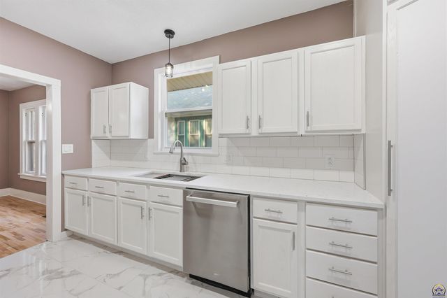 2111 SW Huntoon ST, Topeka, KS 66604