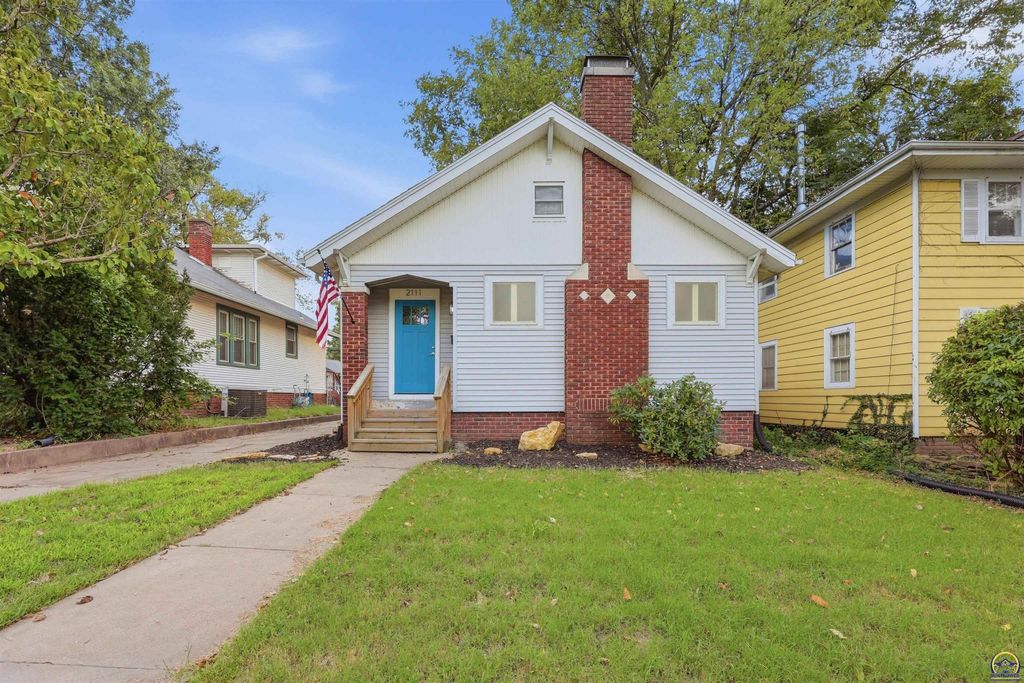2111 SW Huntoon ST, Topeka, KS 66604