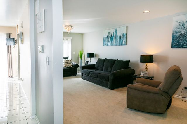 246 Shadowbend Drive, Wheeling, IL 60090