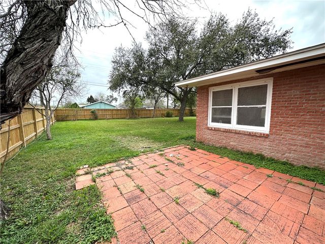 620 E Borden St, Sinton, TX 78387