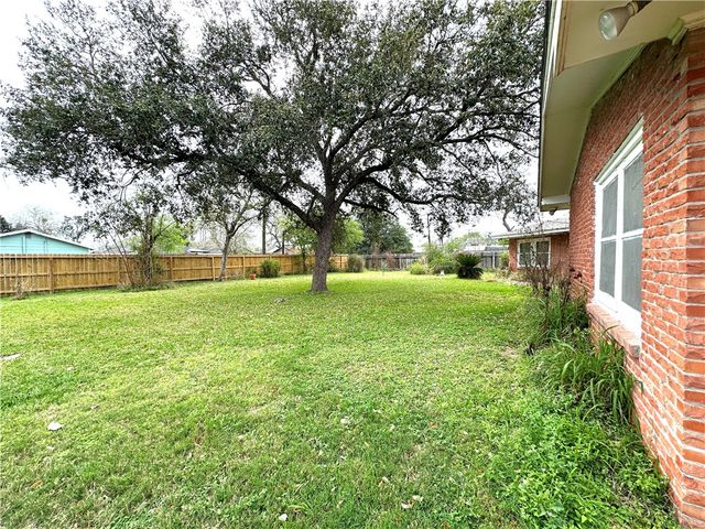 620 E Borden St, Sinton, TX 78387