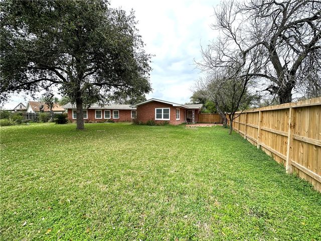 620 E Borden St, Sinton, TX 78387