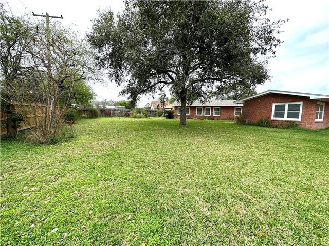 620 E Borden St, Sinton, TX 78387
