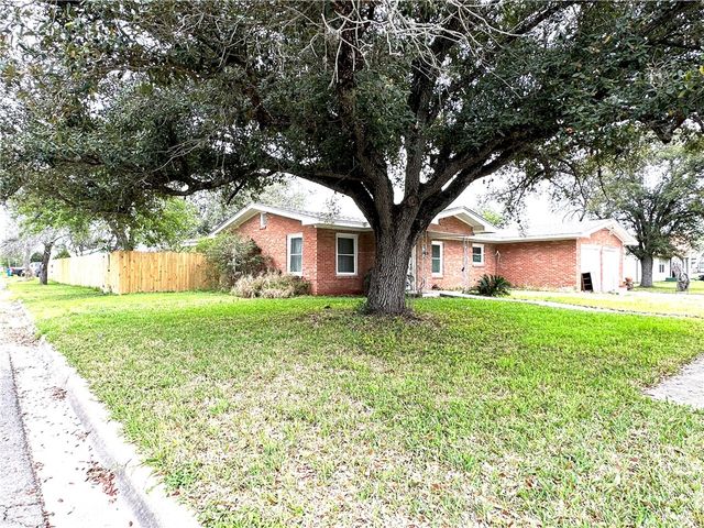 620 E Borden St, Sinton, TX 78387
