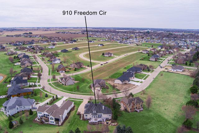 910 Freedom Circle, Sycamore, IL 60178