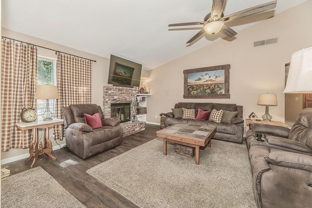 Image 5 of property listing at 8531 N Rowell Avenue, Fresno, CA 93720