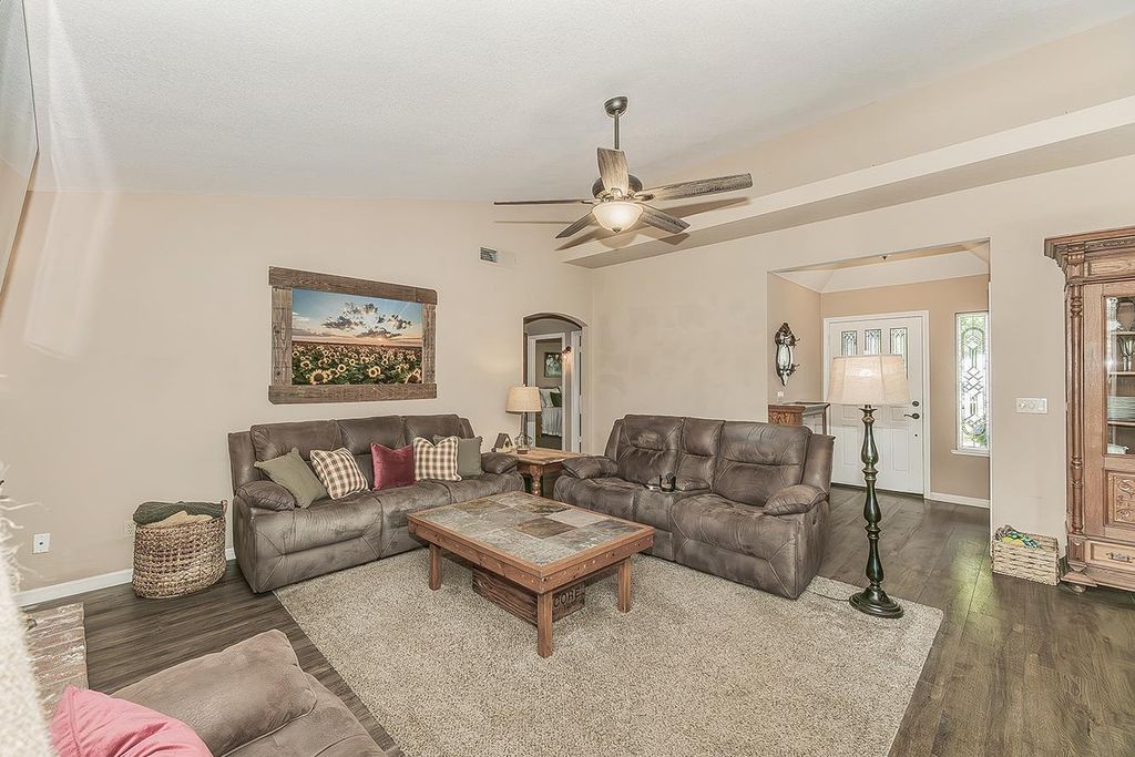 Image 6 of property listing at 8531 N Rowell Avenue, Fresno, CA 93720