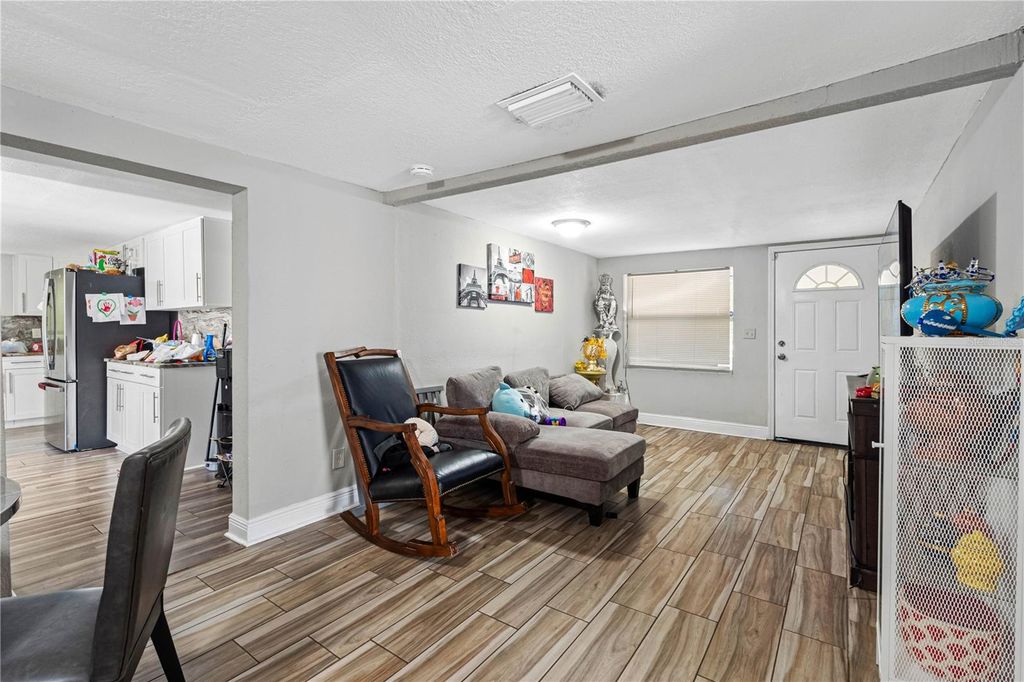 Image 20 of property listing at 1205 E SENECA AVENUE, Tampa, FL 33612