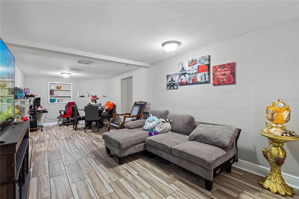 Image 21 of property listing at 1205 E SENECA AVENUE, Tampa, FL 33612