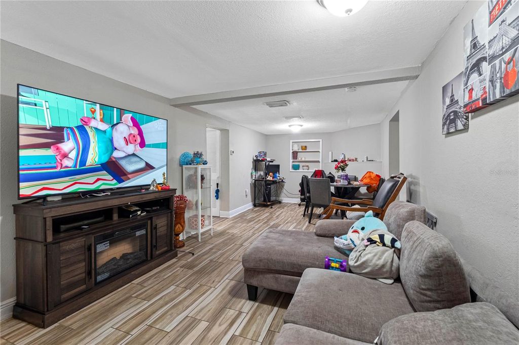 Image 22 of property listing at 1205 E SENECA AVENUE, Tampa, FL 33612