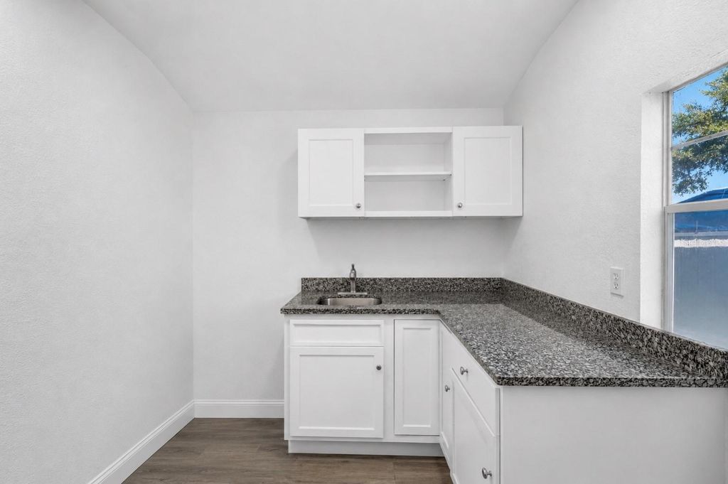 Image 25 of property listing at 1205 E SENECA AVENUE, Tampa, FL 33612