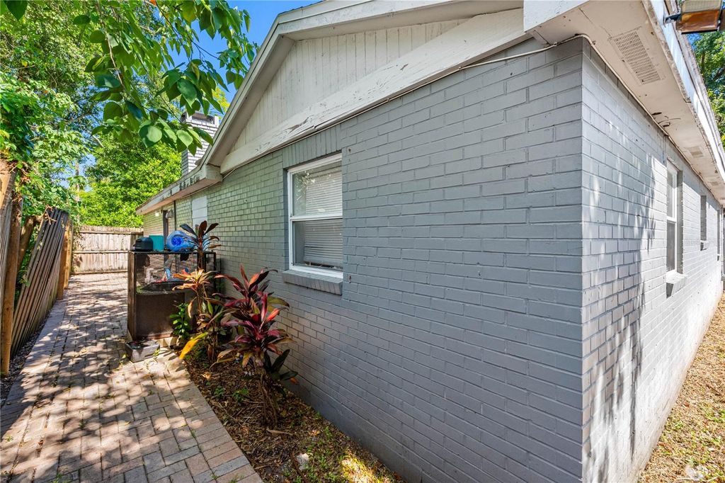 Image 4 of property listing at 1205 E SENECA AVENUE, Tampa, FL 33612