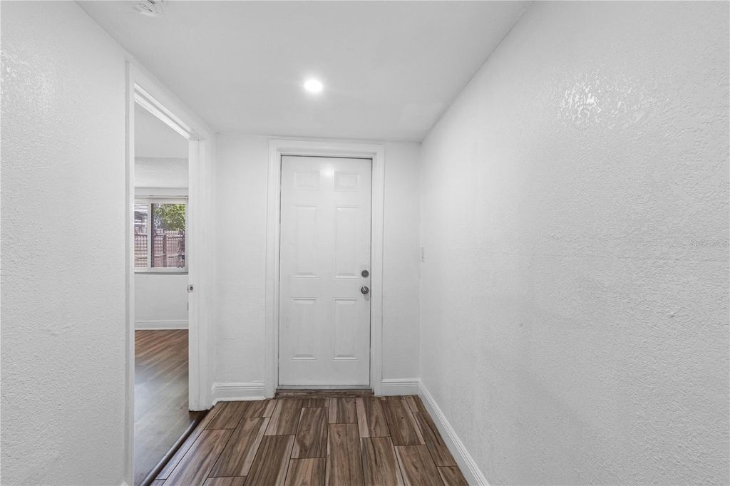 Image 10 of property listing at 1205 E SENECA AVENUE, Tampa, FL 33612