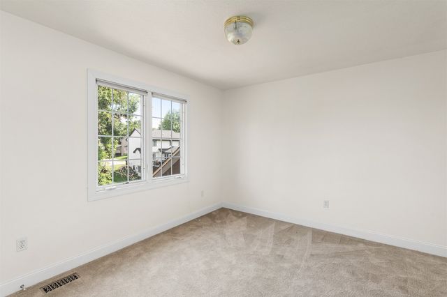 8004 Wilden Drive, Urbandale, IA 50322