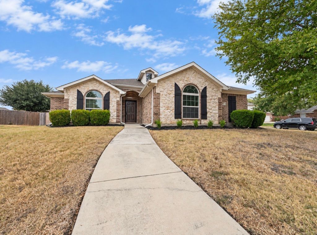 923 Grouse Road, Glenn Heights, TX 75154