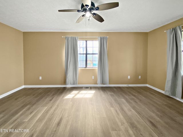 1040 Loop Rd, Sevierville, TN 37876