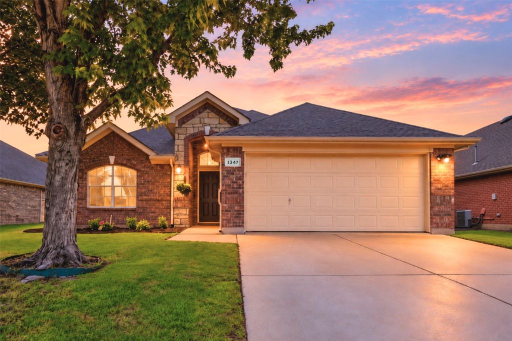 1347 Lake Forest Drive, Grand Prairie, TX 75052 — exterior