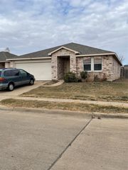 900 Rose Crystal Way, Fort Worth, TX 76179