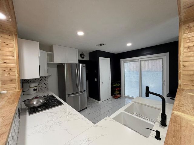 2301 Marshes Glenn Drive, Norcross, GA 30071