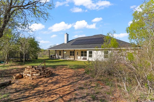 1401 Hartfield Rd, Seguin, TX 78155