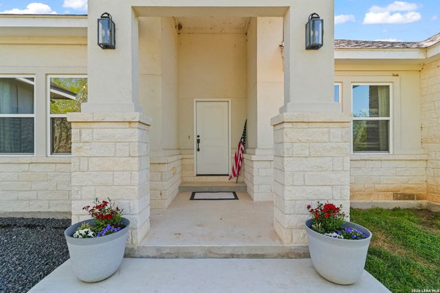 1401 Hartfield Rd, Seguin, TX 78155