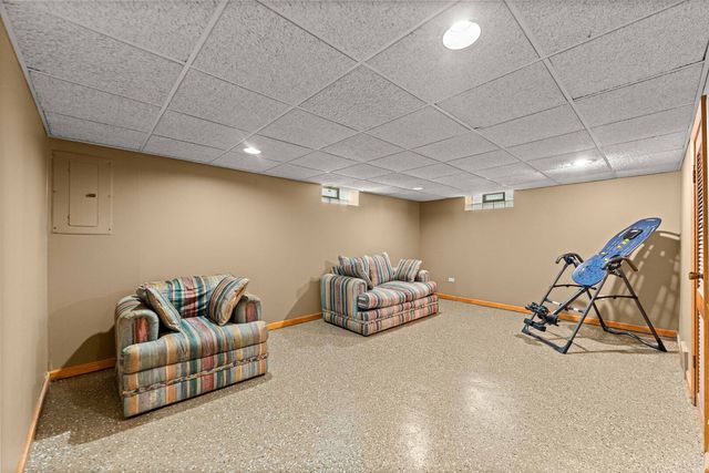 913 E 162nd Place, South Holland, IL 60473