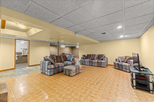 913 E 162nd Place, South Holland, IL 60473