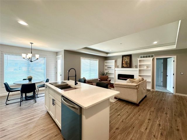 914 Juneberry Drive, Palo, IA 52324