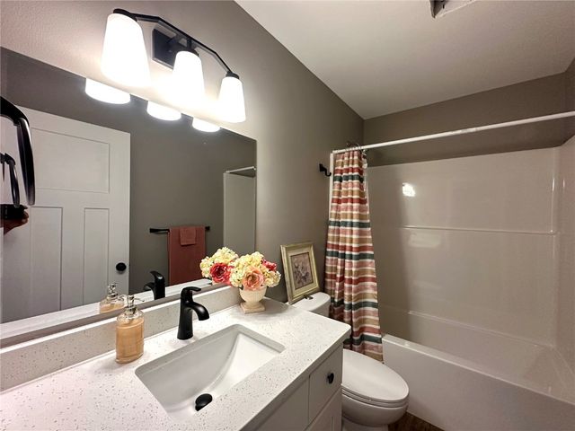 914 Juneberry Drive, Palo, IA 52324